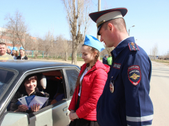 Внимательное отношение к безопасности на дороге, как призыв школьников и полицейских из Камышина