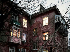 «У меня течет с люстры, пришел пьяный сотрудник ЖЭУ и сказал, что полезет на крышу», - камышанка