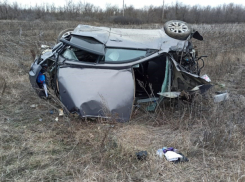 Женщина-водитель опасно «уронила» иномарку в кювет на автодороге между Фролово и Камышином