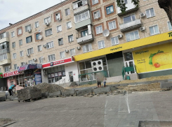 В конце улицы Ленина в Камышине горожанам обещана живая зеленая изгородь и новое ограждение к 31 июля