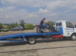 В Камышине в ходе рейда «Стоп Аварийность» полицейские выявили подростков без прав и «препроводили» их транспортные средства на эвакуатор