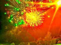 Сегодняшний, 9 мая, праздничный фейерверк в Камышине оказался красочнее и продолжительнее предыдущих