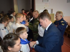 Что означают синие галстуки на юных камышанах