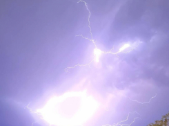 Депутат камышан в Госдуме гуляючи поймал в объектив необычную молнию