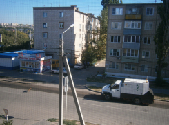 К новой школе в Камышине моют дорогу, а к другим?