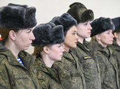 Капитан-десантник из Камышина Анна Жумаева и ее соперницы по «короне» российского конкурса «Краса ВДВ - 2020» «отстрелялись» из пистолета Ярыгина