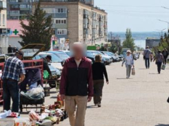 Камышане рассказывают в соцсетях, как автомобиль «раздавил» стихийный рынок на тротуаре улицы Ленина (ВИДЕО)