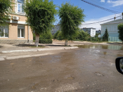 Камышане пишут в соцсетях, что в луже у управления Пенсионного фонда «потеряла стыд администрация города»