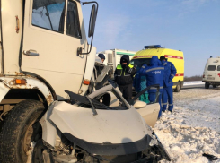 Кошмарное массовое ДТП, в котором КАМАЗ раздавил легковушку, произошло на московской трассе в Волгоградской области