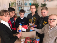 В глубинке Камышинского района школьники очень серьезно подошли к сбору новогодних посылок бойцам в зону спецоперации