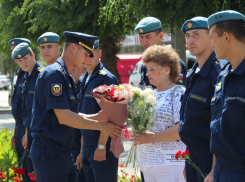 Камышинские десантники принесли цветы к памятнику Александру Колгатину в день рождения Героя