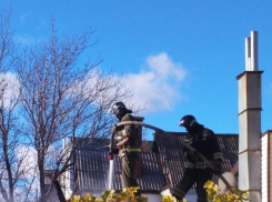 В Камышине пожарным пришлось тушить хозпостройку на улице Волго-Дон