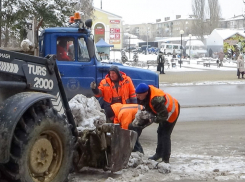 В Камышине «оранжевые жилеты» вместе с техникой вышли на уборку снега с улиц - пока с центральных (ВИДЕО)