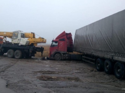 Подробности смерти водителя при попытке вытащить фуру из грязи автокраном (видео), - «Блокнот Волгограда»