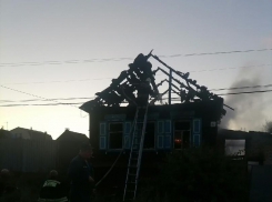 В Камышине сгорел дом, а в селе Лебяжьем - баня из шпал (ВИДЕО)