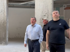 «Нужно было давно разорвать контракт»: вслед за Камышином губернатор устроил разнос на стройплощадке поликлиники в Волжском