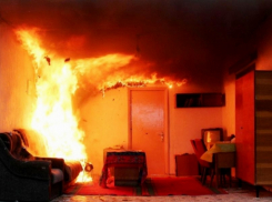 Стало известно, что медики не смогли откачать камышанку, вынесенную пожарными в новогоднюю ночь из загоревшейся квартиры