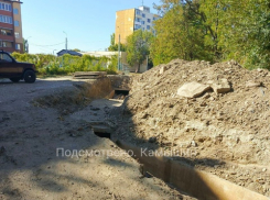 «Во дворе бодро начали все крушить, ломать: отбили старые бордюры, вывезли, поставили новые - и тишина, кого и чего ждут?..» - камышанка