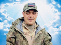 Жители города Петров Вал Камышинского района прощаются с земляком-героем, бойцом СВО Владимиром Куянцевым