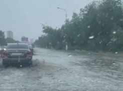 Град с ливнем затопил Волгоград (ВИДЕО)