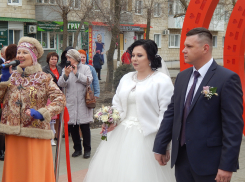 Первый заместитель главы Камышина Дмитрий Резвов прибыл с букетом поздравить молодоженов на Аллее Любви (ВИДЕО)