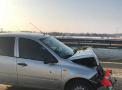 Под Камышином водитель из Усть-Грязнухи врезался в большегруз и попал в больницу вместе с пассажиркой