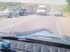 Почему людей из гигантской очереди за бензином в Жирновском районе пришлось увозить на «скорой» (ВИДЕО)