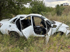 На трассе между Котово и Камышином среди бела дня «закувыркался» автомобиль