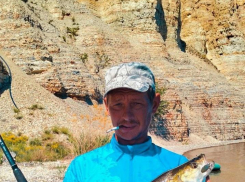 Камышанин, вытащивший на Волге огромного жереха, стал героем соцсетей