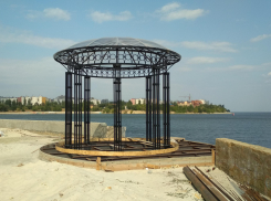 В Камышине наполовину готова беседка для осмотра волжских далей