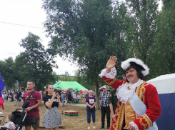 На Арбузном фестивале в Камышине царь Петр Первый не успевал раскидывать руки для объятий, такой популярной оказалась его фотозона