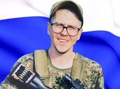 Орден Мужества, которым посмертно наградили погибшего в СВО камышанина Андрея Смирнова, передали его родным