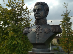 В Камышине на постаменты воздвигнуты бюсты известных камышан - мецената и полководца, цена вопроса на афишируется