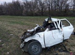 На московской трассе грузовик смял «Приору» так, что водителя и пассажира легковушки нельзя было опознать