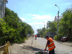 В Камышине с утра дорожники взялись за асфальтовые латки на улице Молодежной