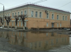 Из-за распутицы «вечная камышинская лужа» на улице Октябрьской у управления Пенсионного Фонда превратилась в море (ВИДЕО)