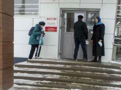 Из-за нерасчищенных, скользких подступов к магазинам камышане стали ходить в них со «скандинавскими палками»