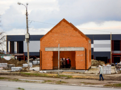 В Камышине на пересечении улиц Ленина и Некрасова уже просматриваются контуры храма Святого покровителя города Димитрия Солунского