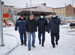 Первый заместитель губернатора Александр Дорждеев посетил стройплощадку детсада, речи о ранее намечавшейся сдаче объекта 31 декабря явно не идет
