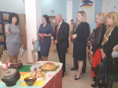 Гостей на Дне Камышинского района кормят блинами, ватрушками и  пирогами с капустой