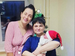 Три девочки и два мальчика родились в новом году в Камышине, для хорошего настроения мам врачи разрешили надеть малышам колпачки Деда Мороза