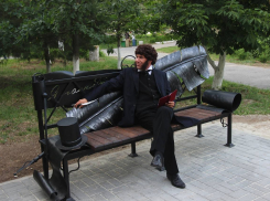 Пушкин, как и «обещал», «пришел» посидеть на именной скамье в парке Камышина