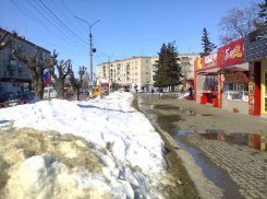 Камышанам надоел до чертиков слежалый снег и «болото» от него на центральных улицах, где «Благоустройство»?- камышанка