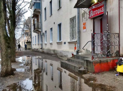 Камышинское «болото» у остановки «Молодежной» может войти в ТОП городских луж, - камышанка