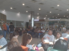 «Народ не паникует, нас просто очень много»: толпы пассажиров собрались в аэропорту Волгограда после утреннего «закрытия неба»