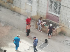 Маленький ребенок едва не разбился, упав из окна 3-го этажа, его родители - камышане, - «Блокнот Волгограда»