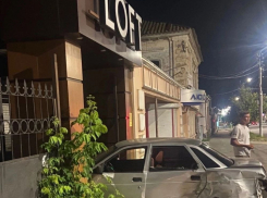 В Камышине в соцсетях обсуждается ночной «финт» камышинского «гонщика», влетевшего в кафе на улице Пролетарской: пострадавших нет