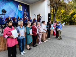 Стало известно, кто разводит самые красивые цветы в Камышине у подъездов многоквартирных домов и в собственных садах 