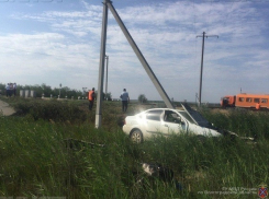 Автоледи выехала на железнодорожные пути и влетела под локомотив