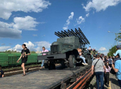 Камышане проявили интерес к ретропоезду, сделавшему 13 мая остановку на перроне у железнодорожного вокзала в Камышине